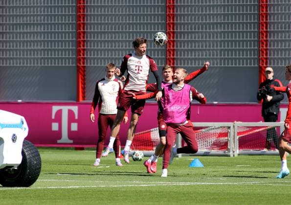 Football, Men, Champions League, Season 2024 2025, FC Bayern Munich, Final training Thomas Müller, Mueller FC Bayern Munich left jumps up for a header, here in a duel with Konrad Laimer FC Bayern Munich right