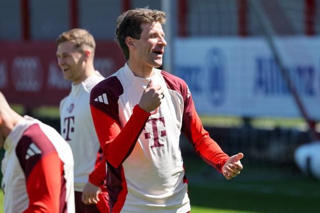 Thomas Mueller FC Bayern Muenchen, 25 laughs, has a good mood, emotions, fun, GER, final training, FC Bayern Muenchen, football, UEFA Champions League, quarter-final first leg, 2024 2025 season, 07 04 2025, GER, final training, FC Bayern Muenchen, football, UEFA Champions League, quarter-final first leg, 2024 2025 season, 07 04 2025 Muenchen Copyright: xEibner-Pressefoto JennixMaulx EP_JML