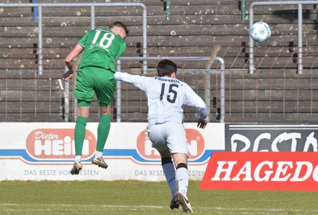 02 03 2025, GER, Soccer, Regionalliga West, Season 2024 2025, Matchday 24, Ohlendorf Stadion im Heidewald, Gütersloh FC Gütersloh SC Paderborn 07 U23 3 2 Patrik Twardzik FC Gütersloh, left scores with head to 1 1 Martin Ens SC Paderborn 07 U32 is late, action, single image, cross, goal, hit, penalty area scene