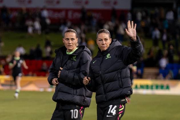 Newcastle, Australia, April 7th 2025: Emily van Egmond (10 Australia) and Alanna Kennedy (14 Australia) wave to the crowd during the International Friendly, Länderspiel, Nationalmannschaft game between Australia and Korea Republic at McDonald Jones Stadium in Newcastle, Australia. (Noe Llamas SPP) Copyright: xNoexLlamasx xSPPx spp-en-NoLlSp-NLB05660