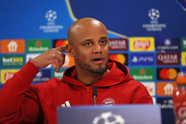 Football, Men, Champions League, Season 2024 2025, FC Bayern Munich, International Press Conference Vincent Kompany, Coach FC Bayern Munich at the press conference, Head, Portrait, Index finger on ear, Head