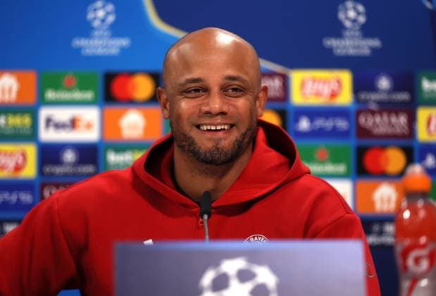 Football, Men, Champions League, Season 2024 2025, FC Bayern Munich, International Press Conference Vincent Kompany, Coach FC Bayern Munich at the press conference, head, portrait, laugh, smile, grin