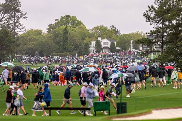 250407 Patrons leaving the grounds due to a weather warning for thunder and heavy rain during a practice round ahead of the 2025 Masters Golf Tournament on April 7, 2025, in Augusta Photo Petter Arvidson BILDBYRAN kod PA PA1004 golf masters bbeng the masters augusta publik  Copyright: PETTERxARVIDSON BB250407PA008