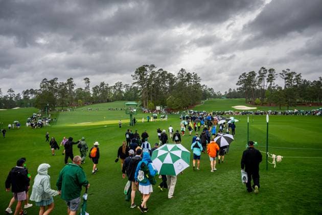 250407 Patrons leaving the grounds due to a weather warning for thunder and heavy rain during a practice round ahead of the 2025 Masters Golf Tournament on April 7, 2025, in Augusta Photo Petter Arvidson BILDBYRAN kod PA PA1004 golf masters bbeng the masters augusta publik  Copyright: PETTERxARVIDSON BB250407PA009