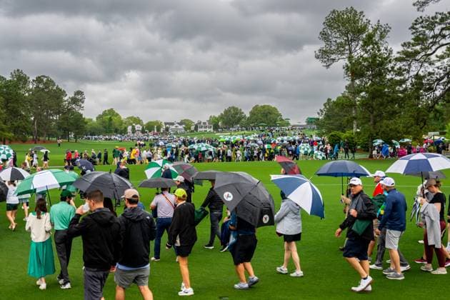 250407 Patrons leaving the grounds due to a weather warning for thunder and heavy rain during a practice round ahead of the 2025 Masters Golf Tournament on April 7, 2025, in Augusta Photo Petter Arvidson BILDBYRAN kod PA PA1004 golf masters bbeng the masters augusta publik  Copyright: PETTERxARVIDSON BB250407PA014
