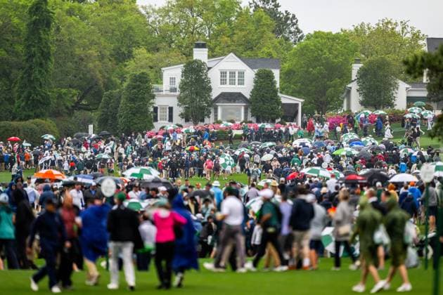 250407 Patrons leaving the grounds due to a weather warning for thunder and heavy rain during a practice round ahead of the 2025 Masters Golf Tournament on April 7, 2025, in Augusta Photo Petter Arvidson BILDBYRAN kod PA PA1004 golf masters bbeng the masters augusta publik  Copyright: PETTERxARVIDSON BB250407PA020