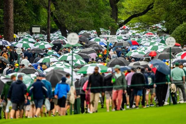 250407 Patrons leaving the grounds due to a weather warning for thunder and heavy rain during a practice round ahead of the 2025 Masters Golf Tournament on April 7, 2025, in Augusta Photo Petter Arvidson BILDBYRAN kod PA PA1004 golf masters bbeng the masters augusta publik  Copyright: PETTERxARVIDSON BB250407PA022