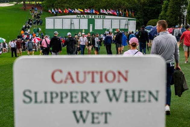 250407 Patrons leaving the grounds due to a weather warning for thunder and heavy rain during a practice round ahead of the 2025 Masters Golf Tournament on April 7, 2025, in Augusta Photo Petter Arvidson BILDBYRAN kod PA PA1004 golf masters bbeng the masters augusta publik  Copyright: PETTERxARVIDSON BB250407PA024