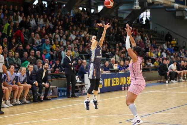 Stefanie Grigoleit Alba Berlin Women, 02 with the basket shot, Alba Women vs Saarlouis Royals , 1 Bundesliga, DBBL Playoffs, Semifinal 2 Game, 07 04 2025 Berlin Berlin Germany Copyright: xFootbowl ThomasxSobotzkix