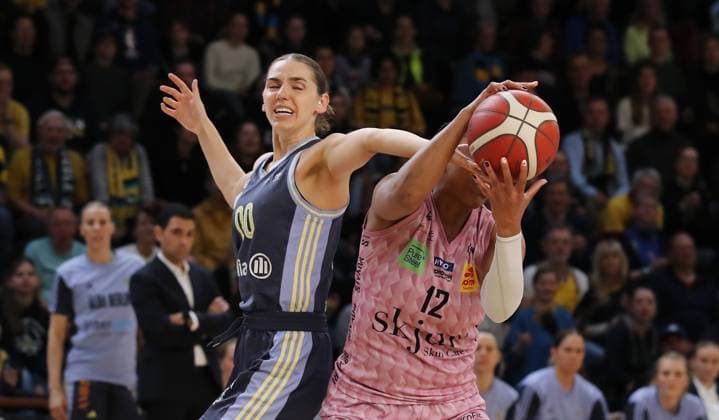 Maggie Mulligan, Erika Davenport duel Game scene Action Sport Basketball DBBL Bundesliga Womens playoff semi-final 2 Game Season 2024 2025 07 04 2024 ALBA Berlin vs Saarlouis Royals