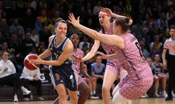Lena Gohlisch on the ball, Roosa Lehtoranta duel Game scene Action Sport Basketball DBBL Bundesliga Womens playoff semi-final 2 Game Season 2024 2025 07 04 2024 ALBA Berlin vs Saarlouis Royals