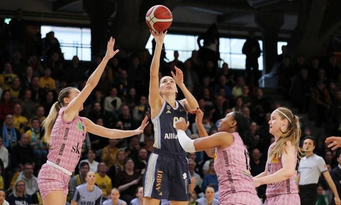Marusa Senicar, Maggie Mulligan on the ball, Gabija Meskonyte, Hayley Frank duel Game scene Action Sport Basketball DBBL Bundesliga Womens playoff semi-final 2 Game Season 2024 2025 07 04 2024 ALBA Berlin vs Saarlouis Royals