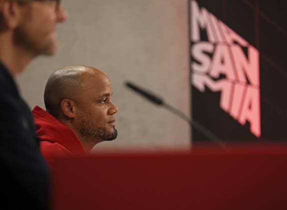 Football, Men, Champions League, Season 2024 2025, FC Bayern Munich, International Press Conference Vincent Kompany, Coach FC Bayern Munich at the press conference, Head, Portrait ,sideways in profile, Mia san mia