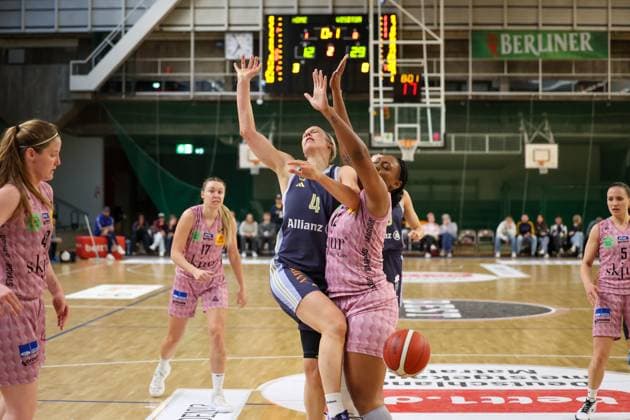 Marie Bertholdt Alba Berlin Damen, 04 could not successfully put the ball in the basket,Erika Davenport Saarlouis Royals, 12 with successful defense, Alba Damen vs Saarlouis Royals , 1 Bundesliga, DBBL Playoffs, Semifinal 2 Game, 07 04 2025 Berlin Berlin Germany Copyright: xFootbowl ThomasxSobotzkix