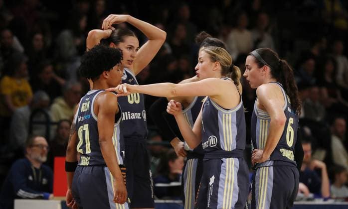 Lucy Reuß talks to Deeshyra Thomas, Maggie Mulligan, Tessa Stammberger Sport Basketball DBBL Bundesliga Womens Playoff Semi-Final 2 Game Season 2024 2025 07 04 2024 ALBA Berlin vs Saarlouis Royals