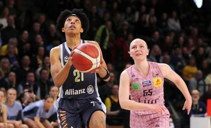 Deeshyra Thomas on the ball, Jessika Schiffer duel Game scene Action Sport Basketball DBBL Bundesliga Womens playoff semi-final 2 Game Season 2024 2025 07 04 2024 ALBA Berlin vs Saarlouis Royals