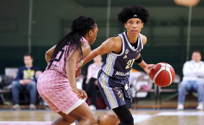 Martha Burse, Deeshyra Thomas on the ball duel Game scene Action Sport Basketball DBBL Bundesliga Womens playoff semi-final 2 Game Season 2024 2025 07 04 2024 ALBA Berlin vs Saarlouis Royals