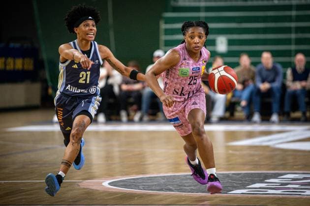 Basketball Berlin 07 04 2025 Season 2024 2025 Toyota Womens Basketball Bundesliga 1 Bundesliga Playoffs Semifinal Game 2 Alba Berlin Saarlouis Royals Martha Burse Saarlouis, No 25 Deeshyra Thomas Alba, No 21