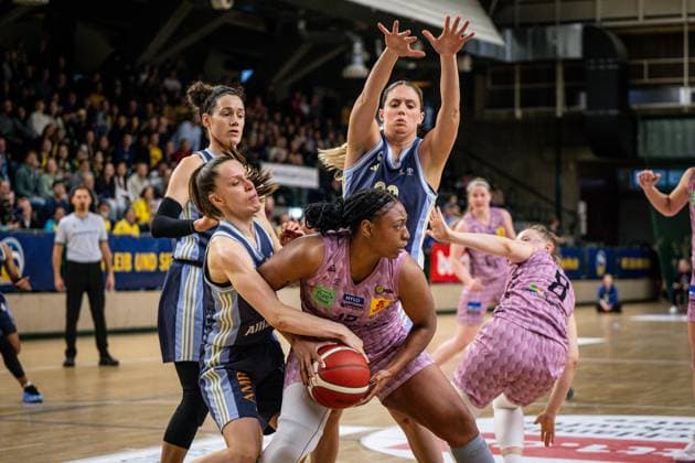 Basketball Berlin 07 04 2025 Season 2024 2025 Toyota Womens Basketball Bundesliga 1 Bundesliga Playoffs Semifinal Game 2 Alba Berlin Saarlouis Royals Erika Davenport Saarlouis, No 12 Lena Gohlisch Alba, No 12 Emily Kiser Alba, No 33