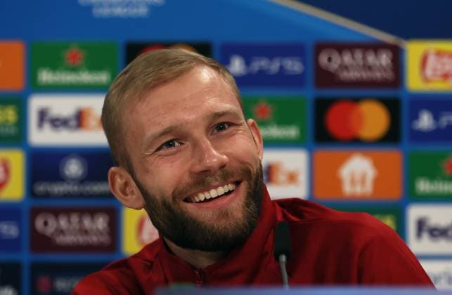 Football, Men, Champions League, Season 2024 2025, FC Bayern Munich, International Press Conference Konrad Laimer FC Bayern Munich at the press conference, head, portrait, smile, grin