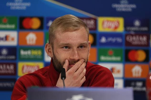 Football, Men, Champions League, Season 2024 2025, FC Bayern Munich, International Press Conference Konrad Laimer FC Bayern Munich at the press conference, Head, Portrait, Hand on mouth