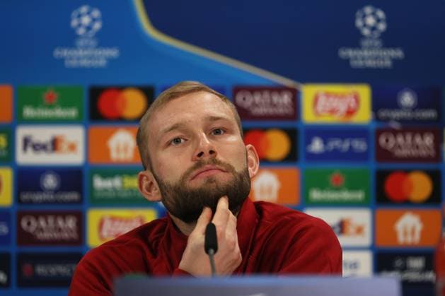 Football, Men, Champions League, Season 2024 2025, FC Bayern Munich, International Press Conference Konrad Laimer FC Bayern Munich at the press conference, head, portrait, hand on neck, reflect, reflective, consider