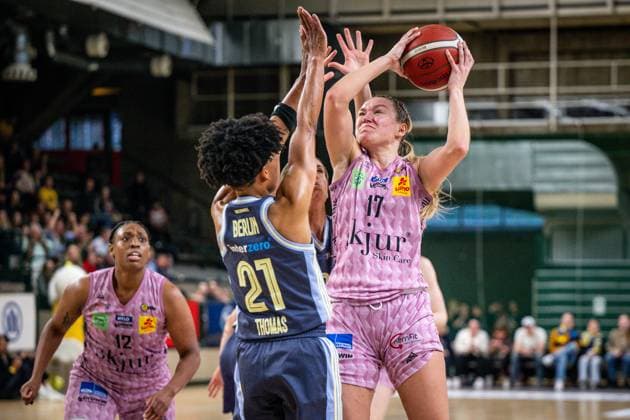 Basketball Berlin 07 04 2025 Season 2024 2025 Toyota Womens Basketball Bundesliga 1 Bundesliga Playoffs Semifinal Game 2 Alba Berlin Saarlouis Royals Gabija Meskonyte Saarlouis, No 17 Deeshyra Thomas Alba, No 21