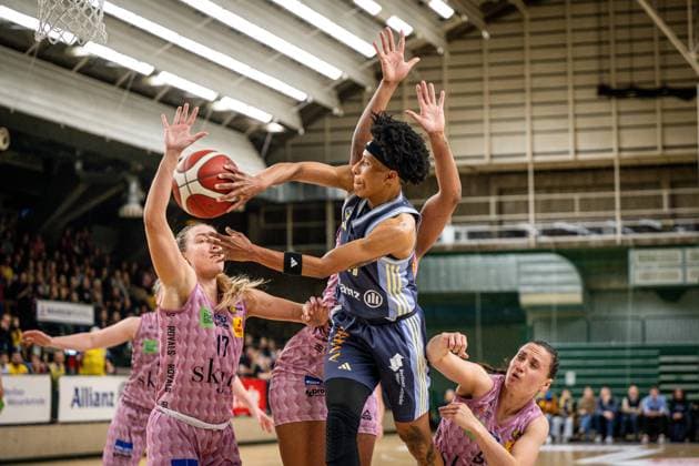 Basketball Berlin 07 04 2025 Season 2024 2025 Toyota Womens Basketball Bundesliga 1 Bundesliga Playoffs Semifinal Game 2 Alba Berlin Saarlouis Royals Deeshyra Thomas Alba, No 21 Gabija Meskonyte Saarlouis, No 17 Magaly Meynadier Saarlouis, No 05