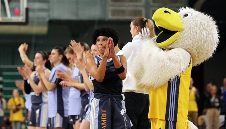 Deeshyra Thomas, Alba team clap to the fans Sport Basketball DBBL Bundesliga Womens Playoff Semifinal 2 Game Season 2024 2025 07 04 2024 ALBA Berlin vs Saarlouis Royals