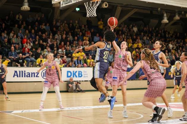 Deeshyra Thomas Alba Berlin Women, 21 with the basket, Alba Women vs Saarlouis Royals , 1 Bundesliga, DBBL Playoffs, Semifinal 2 Game, 07 04 2025 Berlin Berlin Germany Copyright: xFootbowl ThomasxSobotzkix
