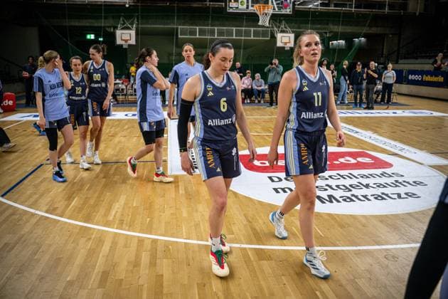 Basketball Berlin 07 04 2025 Season 2024 2025 Toyota Womens Basketball Bundesliga 1 Bundesliga Playoffs Semifinals Game 2 Alba Berlin Saarlouis Royals downed Alba players Tessa Stammberger Alba, No 06 Nina Rosemeyer Alba, No 11