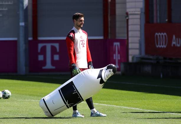 Football, Men, Champions League, Season 2024 2025, FC Bayern Munich, Final training Sven Ulreich FC Bayern Munich standing with a dummy in his hand