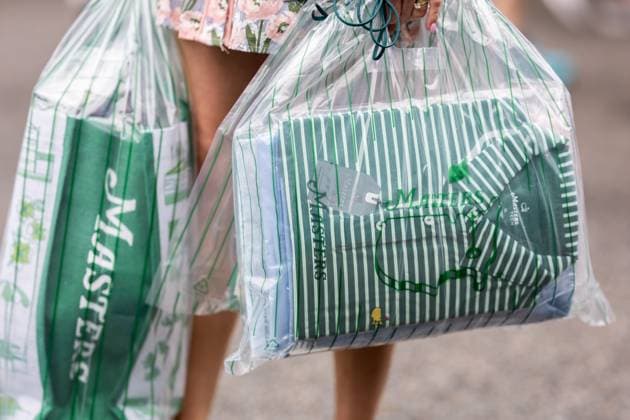 250407 General view of patrons carrying purchases from The Masters Merchandise Golf Shop prior to the 2025 Masters Golf Tournament on April 7, 2025 in Augusta Photo Petter Arvidson BILDBYRAN code PA PA1004 golf masters bbeng the masters augusta genre shopping clothes merch bags checkout shopping  Copyright: PETTERxARVIDSON BB250407PA107