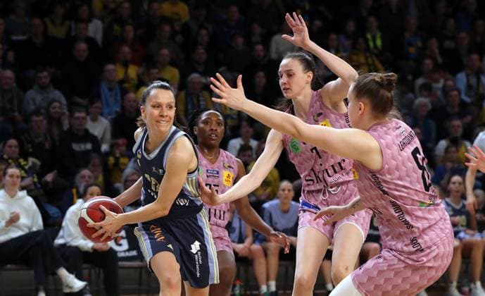 Lena Gohlisch on the ball, Marusa Senicar, Roosa Lehtoranta duel Game scene Action Sport Basketball DBBL Bundesliga Womens playoff semi-final 2 Game Season 2024 2025 07 04 2024 ALBA Berlin vs Saarlouis Royals