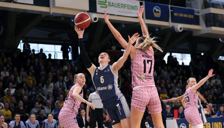Tessa Stammberger on the ball, Gabija Meskonyte duel Game scene Action Sport Basketball DBBL Bundesliga Womens playoff semi-final 2 Game Season 2024 2025 07 04 2024 ALBA Berlin vs Saarlouis Royals