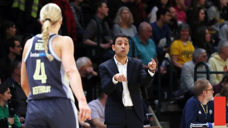 Marie Bertholdt, coach Cristo Cabrera pointing, gesturing action upper body Sports Basketball DBBL Bundesliga Womens Playoff Semi-Final 2 Game Season 2024 2025 07 04 2024 ALBA Berlin vs Saarlouis Royals