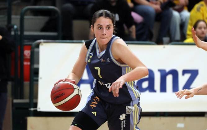 Leoni Kreyenfeld on the ball Upper body action Sport Basketball DBBL Bundesliga Womens playoff semi-final 2 game Season 2024 2025 07 04 2024 ALBA Berlin vs Saarlouis Royals
