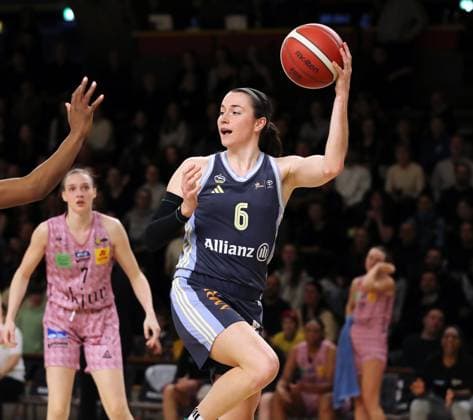 Tessa Stammberger on the ball, behind her Marusa Senicar Single image Crop Action Sport Basketball DBBL Bundesliga Womens playoff semi-final 2 Game Season 2024 2025 07 04 2024 ALBA Berlin vs Saarlouis Royals