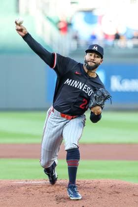 MLB, Baseball Herren, USA 2025: Twins Vs Royals APR 07 April 7, 2025: Minnesota Twins starting pitcher Simeon Woods Richardson (24) warms up before the bottom of the first inning of an MLB baseball game against the Kansas City Royals at Kauffman Stadium in Kansas City, MO. David Smith CSM (Credit Image: Â David Smith Cal Media) Kansas City Mo United States of America EDITORIAL USE ONLY Copyright: xx ZUMA-20250407_zma_c04_006.jpg DavidxSmithx csmphotothree374061