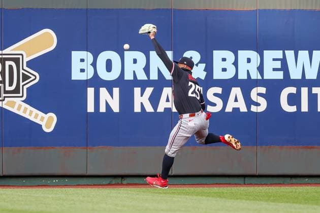 MLB, Baseball Herren, USA 2025: Twins Vs Royals APR 07 April 7, 2025: Minnesota Twins center fielder Byron Buxton (25) can t make the play one a double from Kansas City Royals third baseman Jonathan India (6), not shown, during the first inning of an MLB baseball game at Kauffman Stadium in Kansas City, MO. David Smith CSM (Credit Image: Â David Smith Cal Media) Kansas City Mo United States of America EDITORIAL USE ONLY Copyright: xx ZUMA-20250407_zma_c04_004.jpg DavidxSmithx csmphotothree374063
