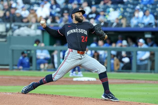 MLB, Baseball Herren, USA 2025: Twins Vs Royals APR 07 April 7, 2025: Minnesota Twins starting pitcher Simeon Woods Richardson (24) pitches against the Kansas City Royals during the first inning of an MLB baseball game at Kauffman Stadium in Kansas City, MO. David Smith CSM (Credit Image: Â David Smith Cal Media) Kansas City Mo United States of America EDITORIAL USE ONLY Copyright: xx ZUMA-20250407_zma_c04_008.jpg DavidxSmithx csmphotothree374069