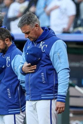 MLB, Baseball Herren, USA 2025: Twins Vs Royals APR 07 April 7, 2025: Kansas City Royals manager Matt Quatraro (33) stands for the the National Anthem before an MLB baseball game against the Minnesota Twins at Kauffman Stadium in Kansas City, MO. David Smith CSM (Credit Image: Â David Smith Cal Media) Kansas City Mo United States of America EDITORIAL USE ONLY Copyright: xx ZUMA-20250407_zma_c04_007.jpg DavidxSmithx csmphotothree374070