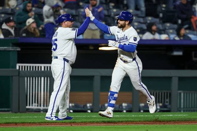 MLB, Baseball Herren, USA 2025: Twins Vs Royals APR 07 April 7, 2025: Kansas City Royals center fielder Kyle Isbel (28) and Kansas City Royals major league field coordinator, third base coach Vance Wilson (25) react to Isbel s sixth inning home run against the Minnesota Twins during an MLB baseball game at Kauffman Stadium in Kansas City, MO. David Smith CSM (Credit Image: Â David Smith Cal Media) Kansas City Mo United States of America EDITORIAL USE ONLY Copyright: xx ZUMA-20250407_zma_c04_020.jpg DavidxSmithx csmphotothree374078