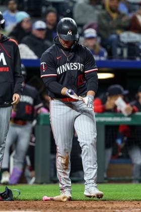 MLB, Baseball Herren, USA 2025: Twins Vs Royals APR 07 April 7, 2025: Minnesota Twins first baseman Ty France (13) reacts to being hit by a pitch from Kansas City Royals relief pitcher Carlos Estevez (53), not shown, during the ninth inning of an MLB baseball game at Kauffman Stadium in Kansas City, MO. David Smith CSM (Credit Image: Â David Smith Cal Media) Kansas City Mo United States of America EDITORIAL USE ONLY Copyright: xx ZUMA-20250407_zma_c04_030.jpg DavidxSmithx csmphotothree374088