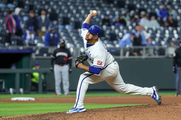MLB, Baseball Herren, USA 2025: Twins Vs Royals APR 07 April 7, 2025: Kansas City Royals relief pitcher Carlos Estevez (53) pitches against the Minnesota Twins during the ninth inning of an MLB baseball game at Kauffman Stadium in Kansas City, MO. David Smith CSM (Credit Image: Â David Smith Cal Media) Kansas City Mo United States of America EDITORIAL USE ONLY Copyright: xx ZUMA-20250407_zma_c04_034.jpg DavidxSmithx csmphotothree374093