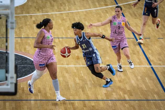 Basketball Berlin 07 04 2025 Season 2024 2025 Toyota Womens Basketball Bundesliga Playoff Semifinal Game 2 Alba Berlin Saarlouis Royals Deeshyra Thomas Alba, No 21 Erika Davenport Saarlouis, No 12 Magaly Meynadier Saarlouis, No 05