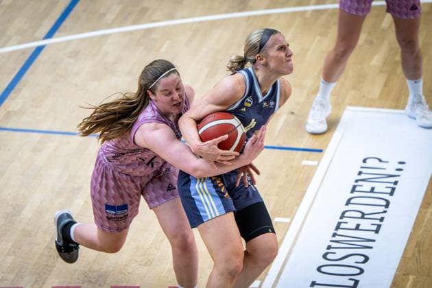 Basketball Berlin 07 04 2025 Season 2024 2025 Toyota Womens Basketball Bundesliga Playoff Semifinal Game 2 Alba Berlin Saarlouis Royals Marie Bertholdt Alba, No 04 Hayley Frank Saarlouis, No 43