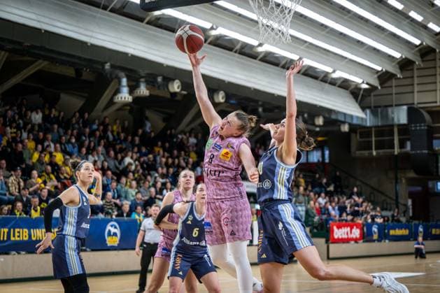 Basketball Berlin 07 04 2025 Season 2024 2025 Toyota Womens Basketball Bundesliga Playoff Semifinal Game 2 Alba Berlin Saarlouis Royals Roosa Lehtoranta Saarlouis, No 08 Maggie Mulligan Alba, No 00 Margaret