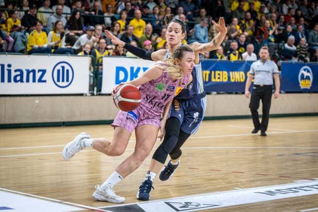 Basketball Berlin 07 04 2025 Season 2024 2025 Toyota Womens Basketball Bundesliga Playoff Semifinal Game 2 Alba Berlin Saarlouis Royals Gabija Meskonyte Saarlouis, No 17 Stefanie Grigoleit Alba, No 02