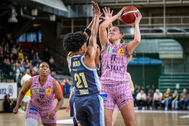 Basketball Berlin 07 04 2025 Season 2024 2025 Toyota Womens Basketball Bundesliga Playoff Semifinal Game 2 Alba Berlin Saarlouis Royals Gabija Meskonyte Saarlouis, No 17 Deeshyra Thomas Alba, No 21